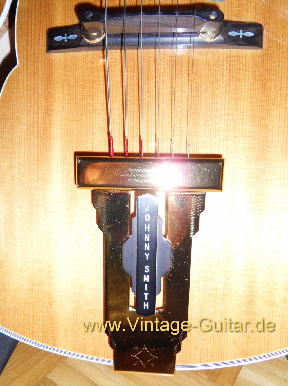 Gibson Johnny Smith 1976 tailpiece.jpg